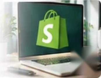 Dizüstü bilgisayarda bir e-ticaret mağazasının ürün sayfasını inceleyen kişi